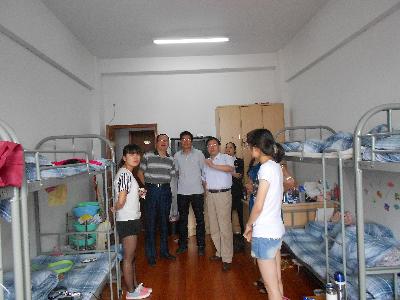 院领导们视察实习生宿舍，了解同学们的住宿及实习情况